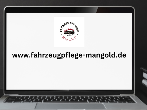Logo von Fahrzeugpflege Mangold auf einem Laptop-Bildschirm mit Webadresse.
