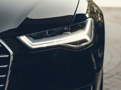 Nahaufnahme eines schwarzen Autoscheinwerfers mit modernem Design.